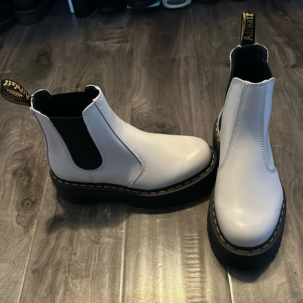 NWOT Dr. Martens Platform Chelsea Boots Size 7